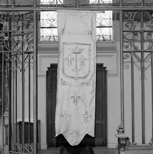 Tenture d'église dédiée à Jeanne d'Arc : vue de face.