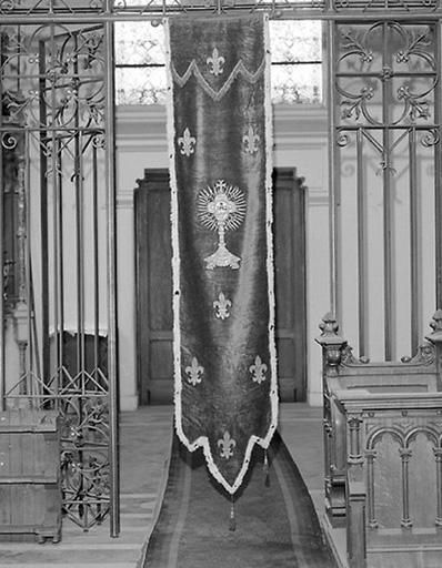 Clôture latérale de choeur et tenture d'église à motif central d'ostensoir.