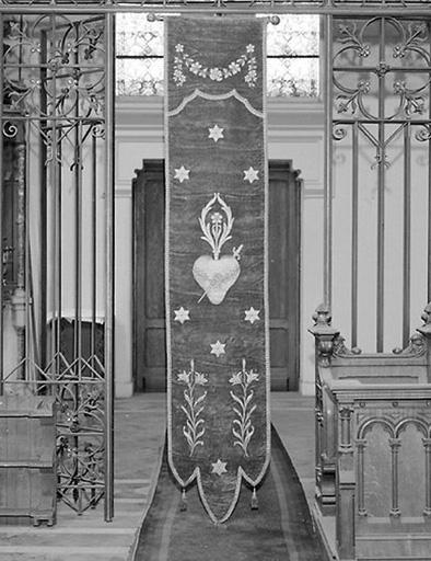 Ensemble de 3 tentures d'église : tenture avec motif central de coeur transpercé, vue de face.