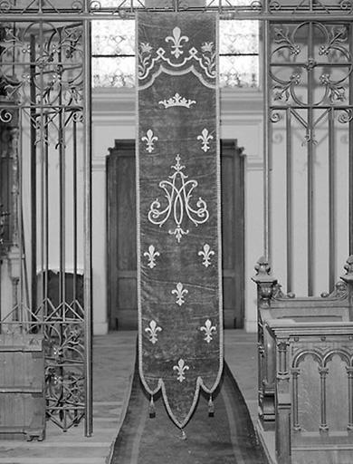 Ensemble de 3 tentures d'église : tenture avec motif central AM (Ave Maria), vue de face.