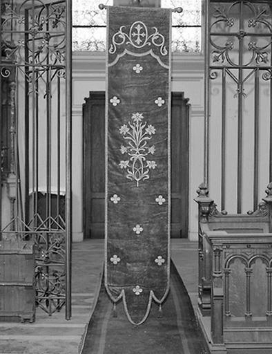 Ensemble de 3 tentures d'église : tenture avec motif central de bouquet symétrique, vue de face.