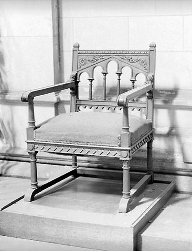 Ensemble d'un fauteuil de célébrant et de deux chaises : fauteuil.