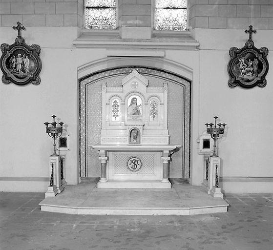 Ensemble de l'autel de sainte Thérèse de Lisieux : vue générale.