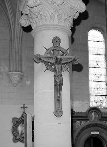 Statue : Christ en croix (face à la chaire).