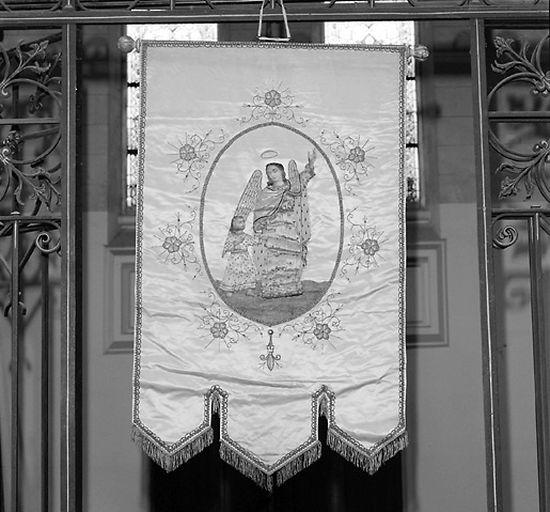 Bannière des Saints Anges gardiens : vue de face.