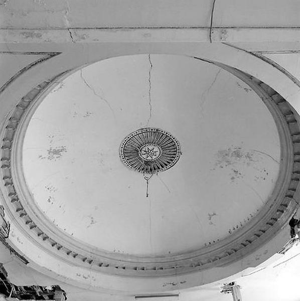 Intérieur, étage, salle de spectacle : fausse coupole, état en 2005.