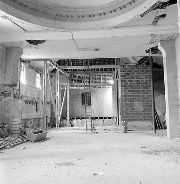 Intérieur, étage, salle de spectacle : vue vers la scène, état en 2005.