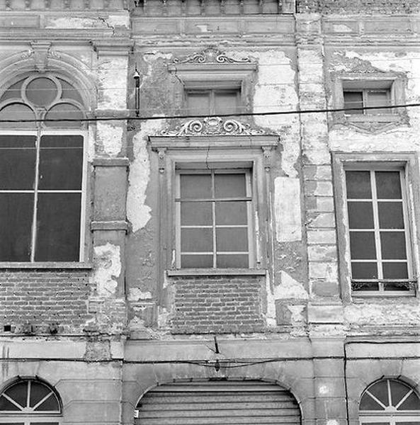 Façade, avant-corps, 1er étage, détail, état en 2005.