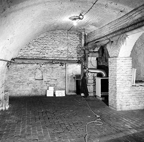 Sous-sol, cave principale : vue générale vers l'arrière.