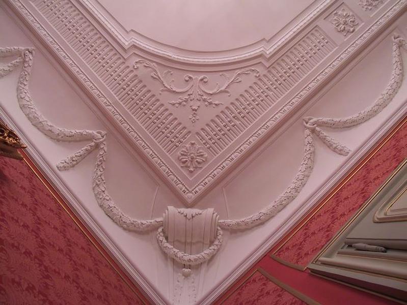 Détail : traitement d'un angle du décor de plafond et de la corniche.