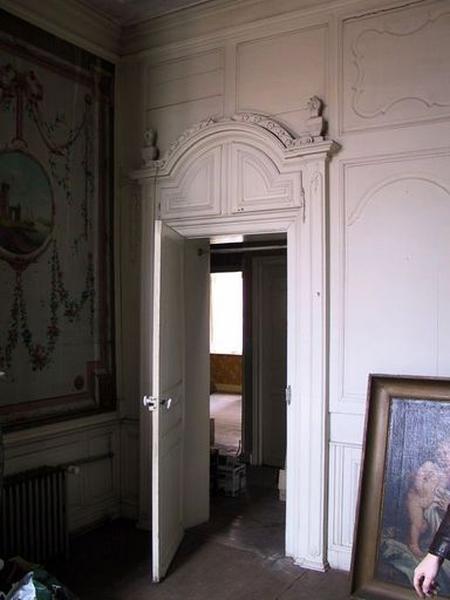 Porte surmontée du petit placard.