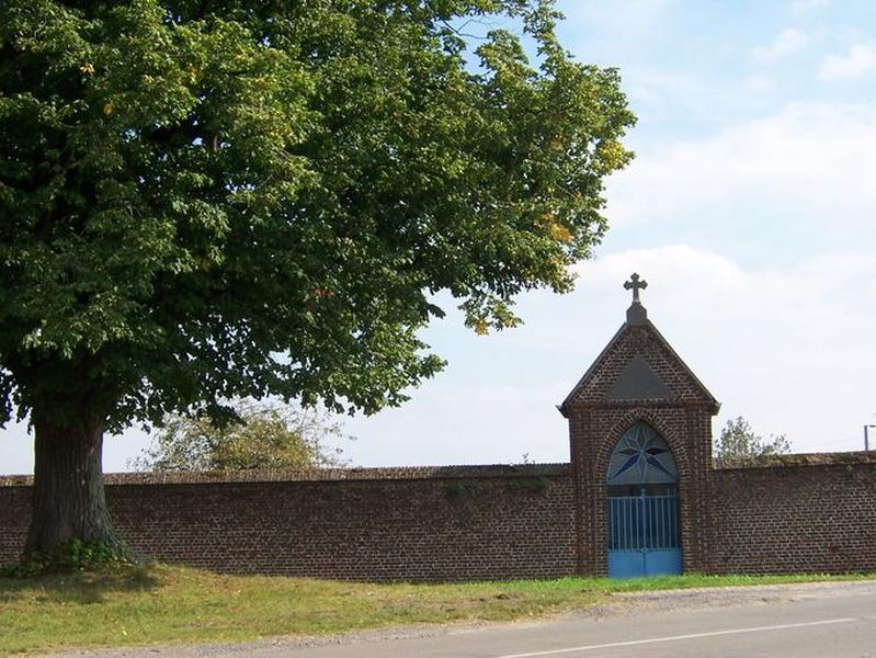 Enclos en brique de la ferme de Hongrie.