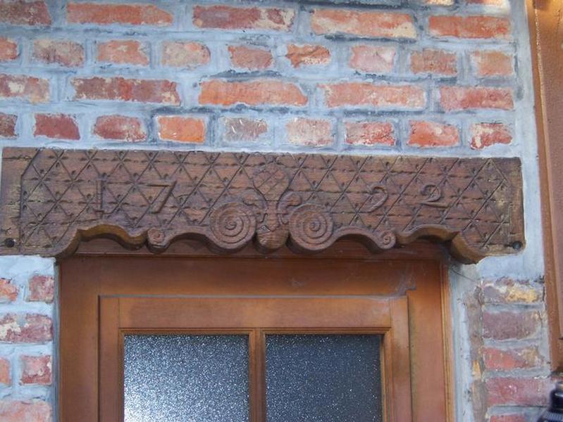 Atelier de menuisier, 249, rue des Rosiers, le linteau.