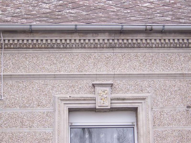 Détail de la façade en gravier roulé.