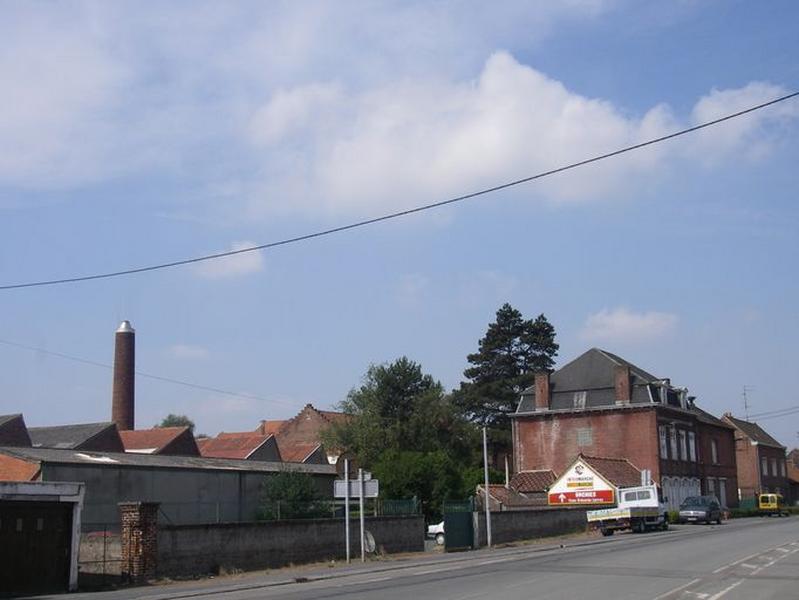 Vue générale de l'usine depuis la rue.
