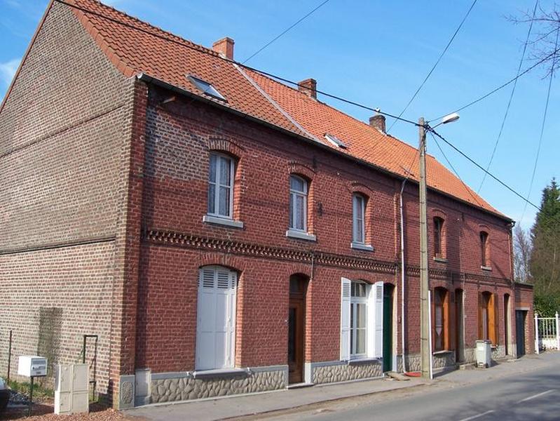 Vue générale de maisons en série, dit coron de la tannerie, rue Varlet.