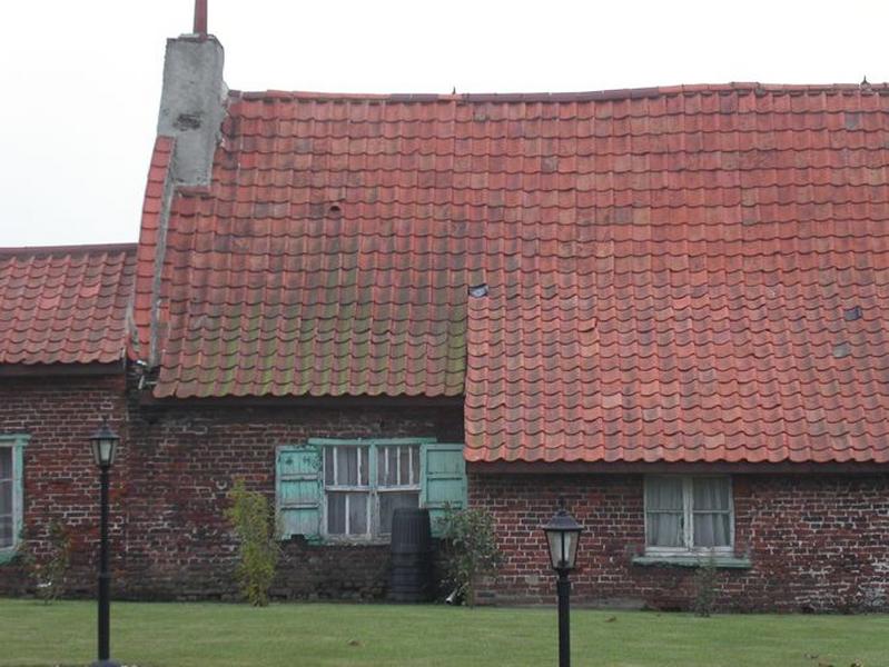 Détail de la façade postérieure du logis ; huisserie à croisée de bois.