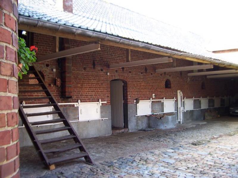 Ferme située 1558, rue du Quesne, étables-écuries depuis la cour.