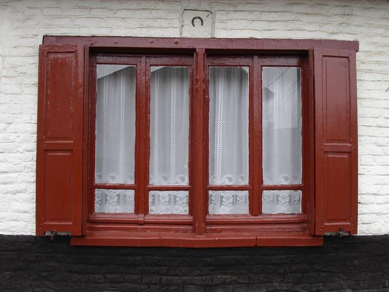Logis situé 141, rue de Guivarmez, détail du châssis à meneau en bois.