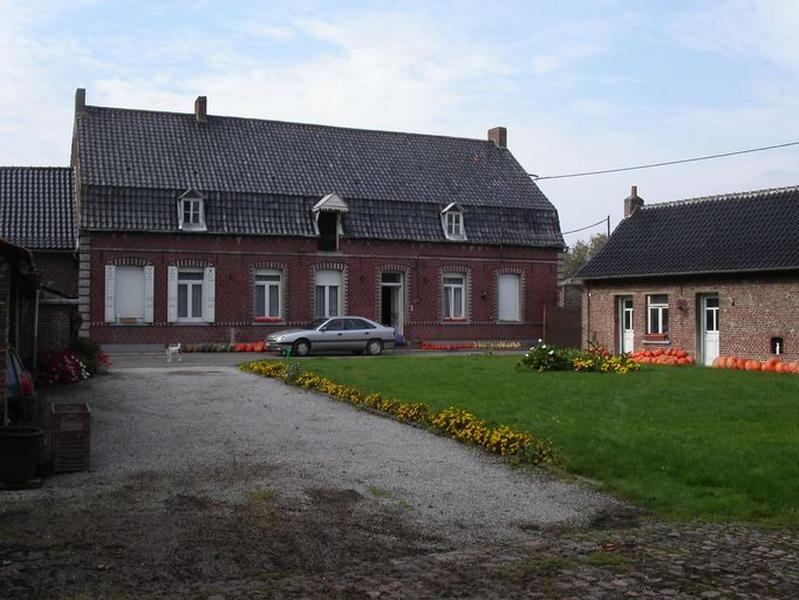 Ferme située 525, rue du Hennoy, façade sur cour du logis reconstruit.