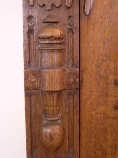 Détail d'un décor des montants latéraux ; une balustre.