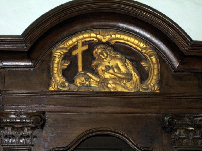 Le cartouche représentant sainte Madeleine sur le confessionnal nord.