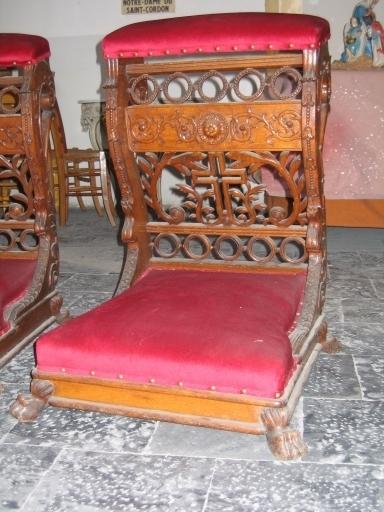 Ensemble d'une paire de prie-Dieu et d'une paire de fauteuils