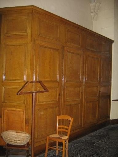 Vue rapprochée de l'armoire.