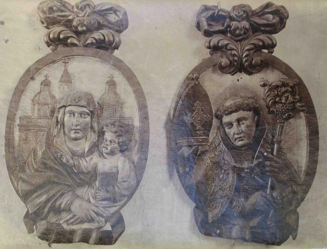 2 bas-reliefs (médaillons) : Saint Jacques le Majeur, Sainte Elisabeth de Hongrie donnant ses bijoux et ses couronnes aux pauvres