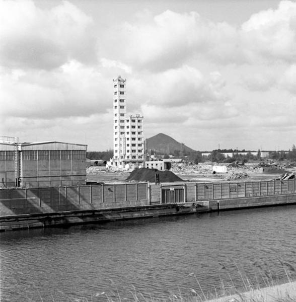 Vue générale de l'usine en destruction.
