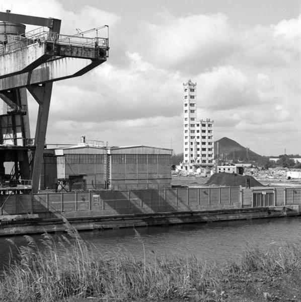 Vue générale de l'usine avec la tour à plomb.