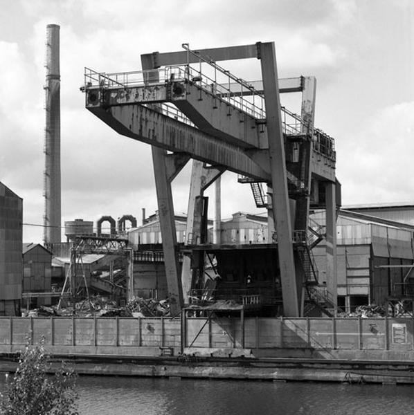 Quai de déchargement avec grue.