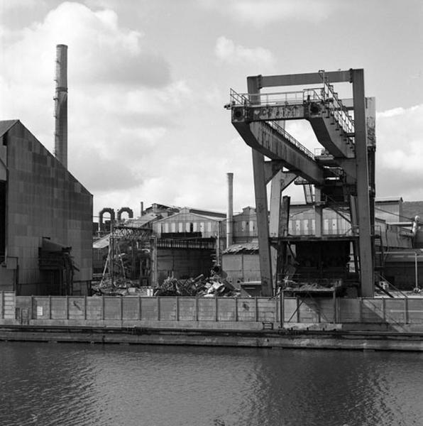 Quai de déchargement, grue et château d'eau.