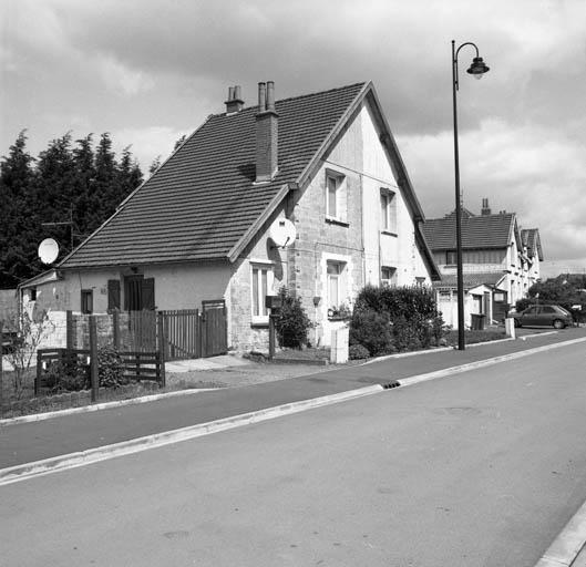 Groupe de 2 logements, de type O petite, 1, 2 cité des employés.