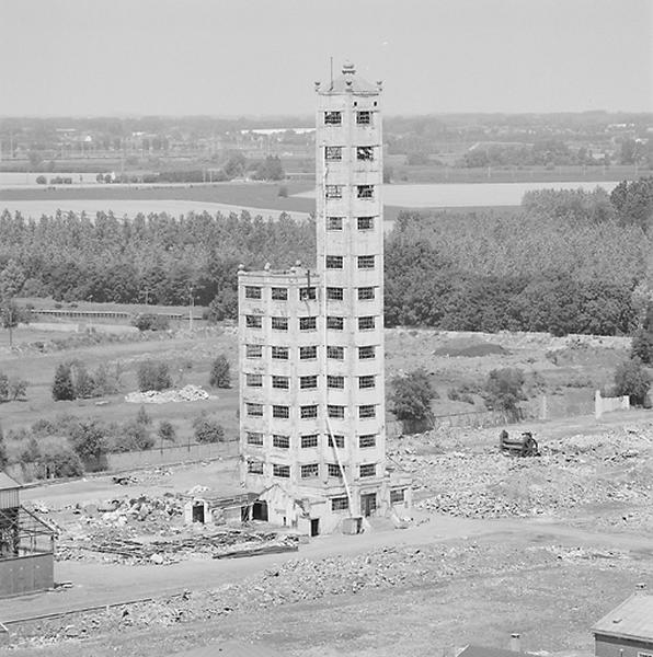 Vue générale de la tour à plomb.