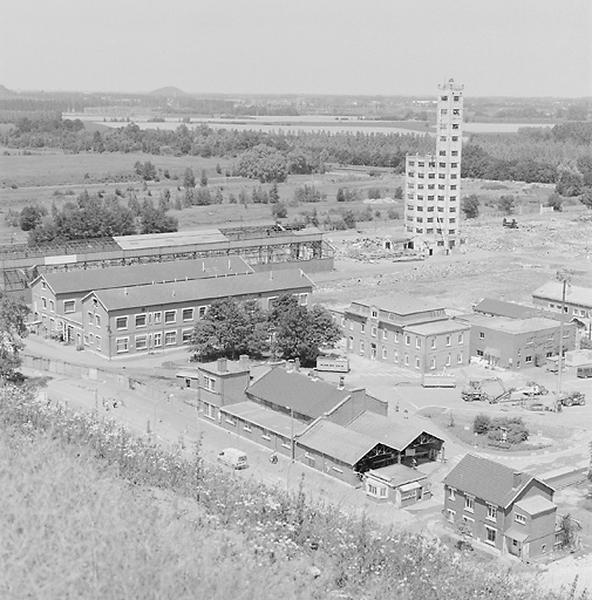 Vue générale avec la tour à plomb et les bâtiments anciens.