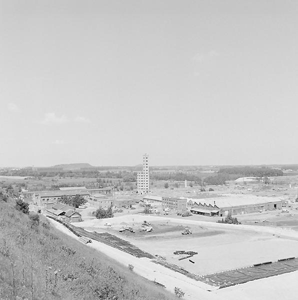 Vue générale avec la tour à plomb.