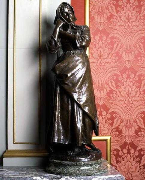 Statuette : Jeune paysanne