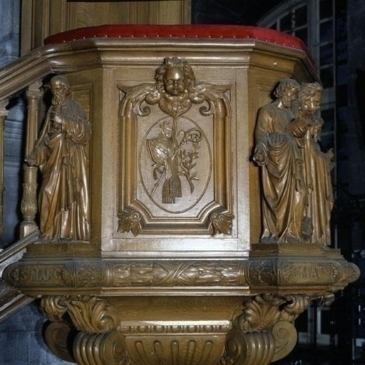 Détail de la cuve : saint Marc et saint Mathieu encadrant un panneau présentant une crosse, une mitre et une étole.