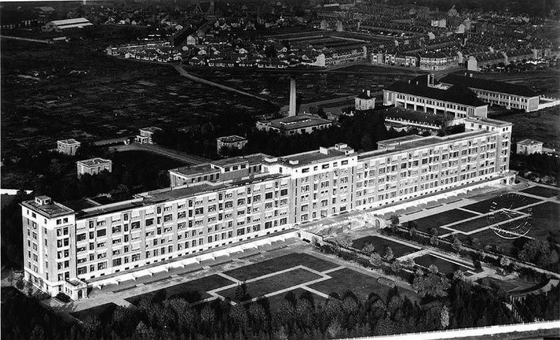 Bâtiment principal d'hospitalisation, élévation méridionale, vue cavalière générale prise de trois-quarts gauche, état en 1950.