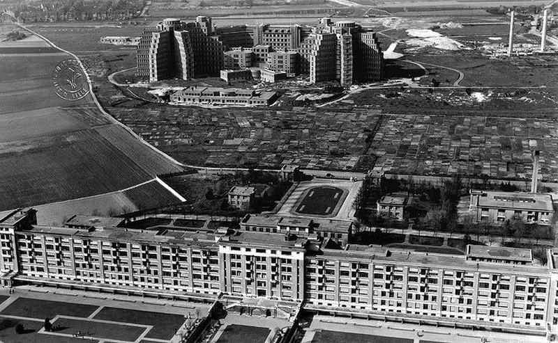 Bâtiment principal d'hospitalisation, élévation méridionale, vue cavalière générale prise de face avec, au second plan, l'hôpital Claude-Huriez, état en 1951.