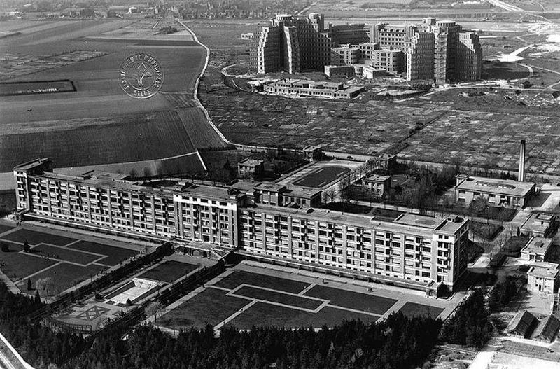 Bâtiment principal d'hospitalisation, élévation méridionale, vue cavalière générale prise de trois-quarts gauche avec, au second plan, l'hôpital Claude-Huriez, état en 1951.