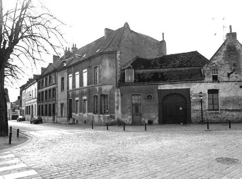 Côté sud-ouest de la place : vue générale.