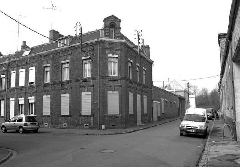 Rang nord-ouest, maison faisant l'angle avec la rue de la Bibliothèque.