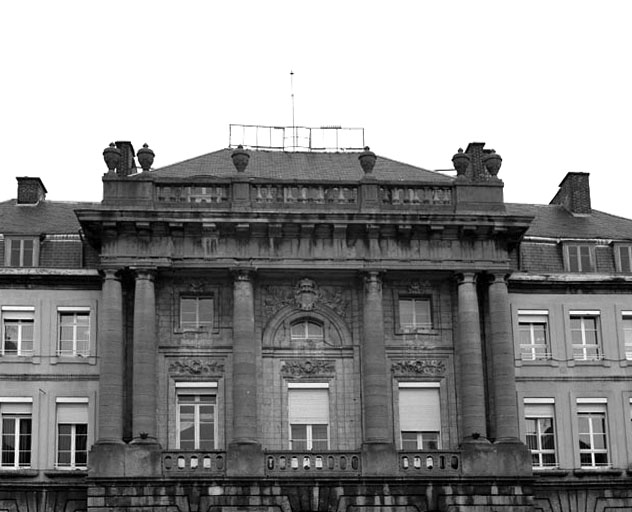 Façade, avant-corps central : niveaux supérieurs articulés par les colonnes d'ordre colossal formant loggia.