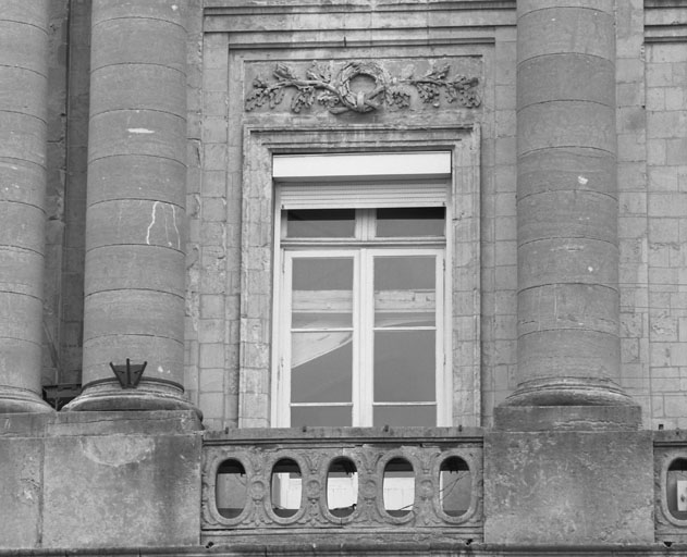 Façade, avant-corps central, deuxième niveau, travée gauche.