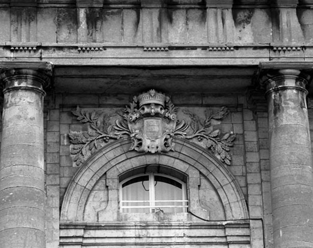 Façade, avant-corps central, troisième niveau, travée médiane.