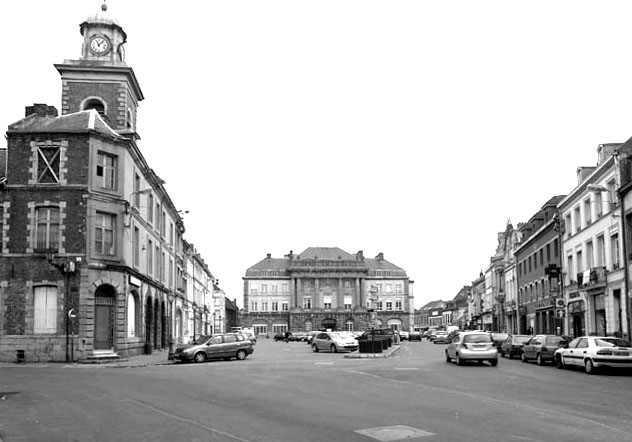 Place Pierre-Delcourt : l'hôtel de ville et le corps de corps de garde comme éléments de structuration de la place. ; Vue générale et de situation de l'hôtel de ville place Pierre-Delcourt.