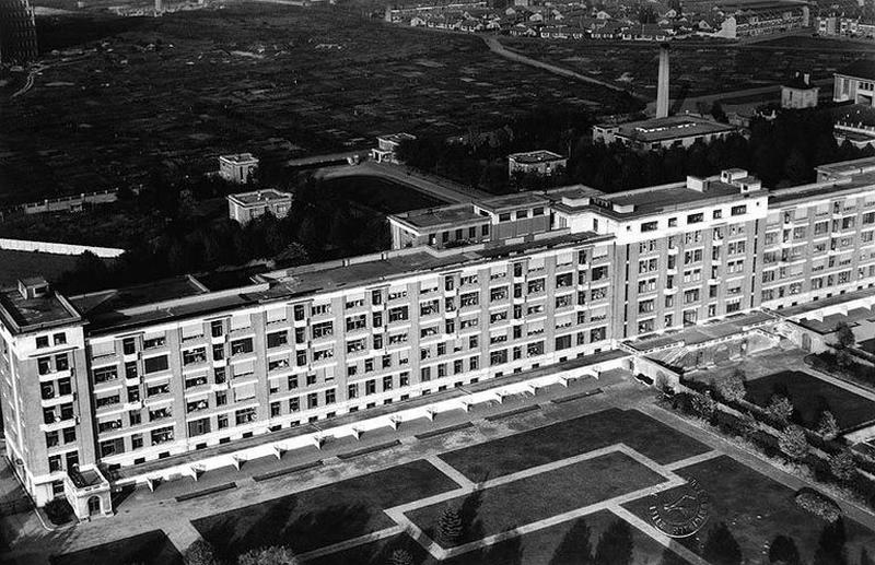 Bâtiment principal d'hospitalisation, élévation méridionale, avant-corps central et aile gauche, vue cavalière prise de trois-quarts gauche, état en 1950.