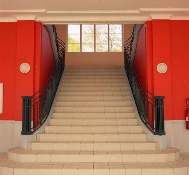 Intérieur, avant-corps, escalier monumental : départ de la première volée, état en 2005 après réhabilitation.